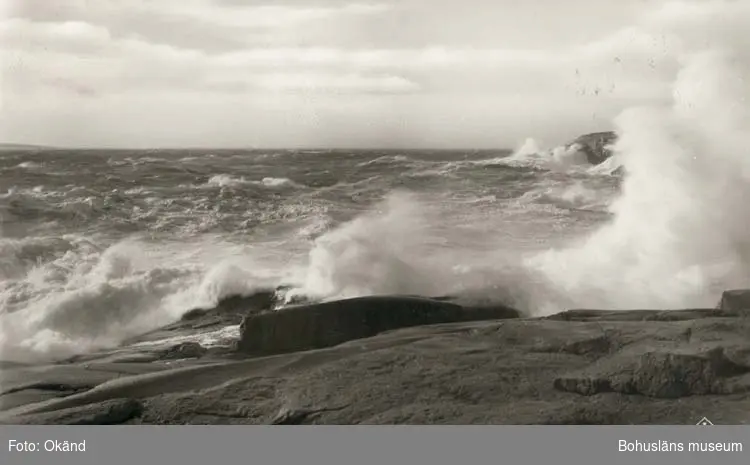 Tryckt text på kortet: "Hunnebostrand. Solnedgång."
"Förlag: O. Maur. Olsson, Pappershandel, Hunnebostrand."
"T-Foto."