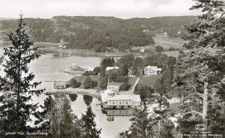 Tryckt text på kortet: "Utsikt från Gustafsberg."
"Foto & Ensamrätt: A/B Almqvist & Cöster, Hälsingborg."
Noterat på kortet: "Gustavsberg Uddevalla."
"G. fr. v."