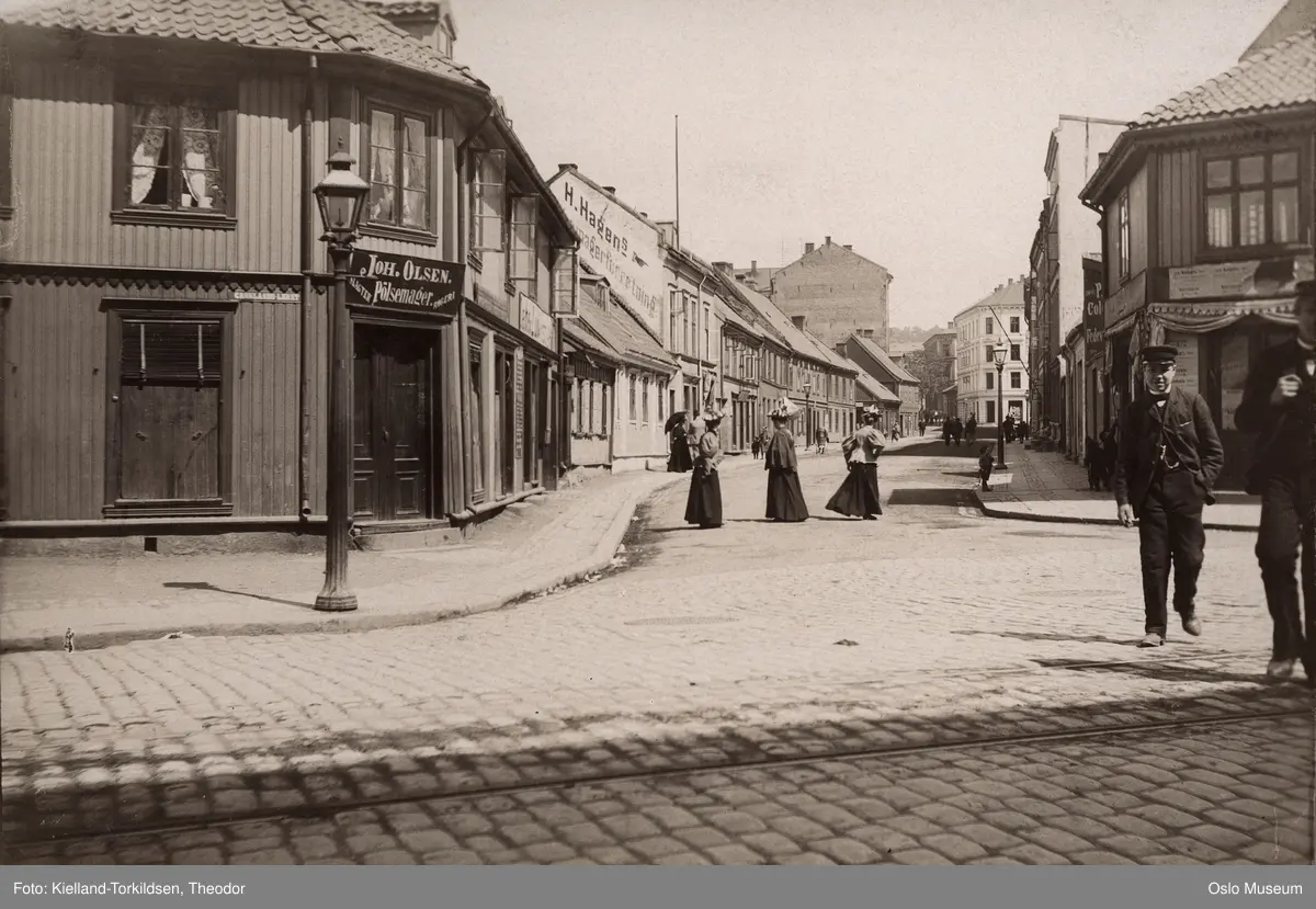 gateløp, trehusbebyggelse, bygårder, mennesker, gateliv