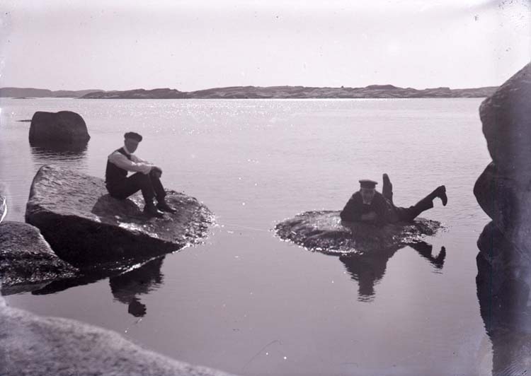 Enligt text som medföljde bilden: "På Humlesäcken." Flatholmen syns i bakgrunden.