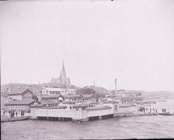 Enligt text som medföljde bilden: "Badhuset, kappseglingsdag