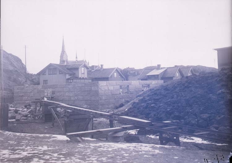 Enligt text som medföljde bilden: "Lysekil. Grunden till stugan".