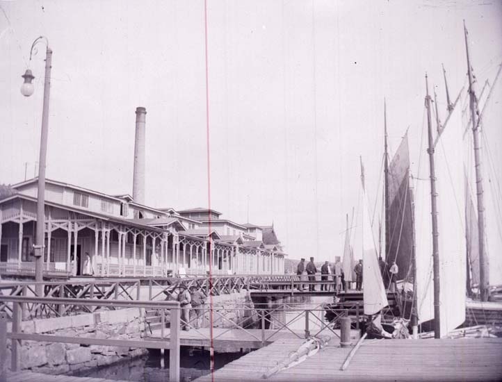 Enligt text som medföljde bilden: "Badhuset fr. Lysekils brygga, Lysekil 8/9 1899. Sol. Hugo Hallgren".