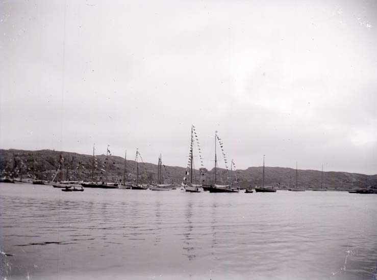 Enligt text som medföljde bilden: "Marstrand, Hamnen."