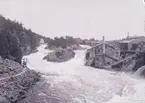 Gullön och Toppön med Önan industriområde till höger och Strömbergs kvarn långt bort på vänstersidan sedda från Kung Oscars bro (Oscarsbron), Trollhättan i maj 1901