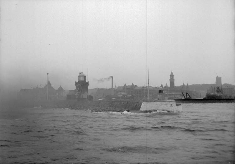 Enligt text som medföljde bilden: "Helsingborg. Hamninloppet 1/9 08."