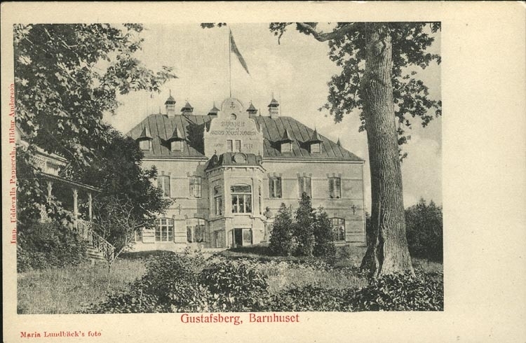 Tryckt text på vykortets framsida: "Gustafsberg, Barnhuset."