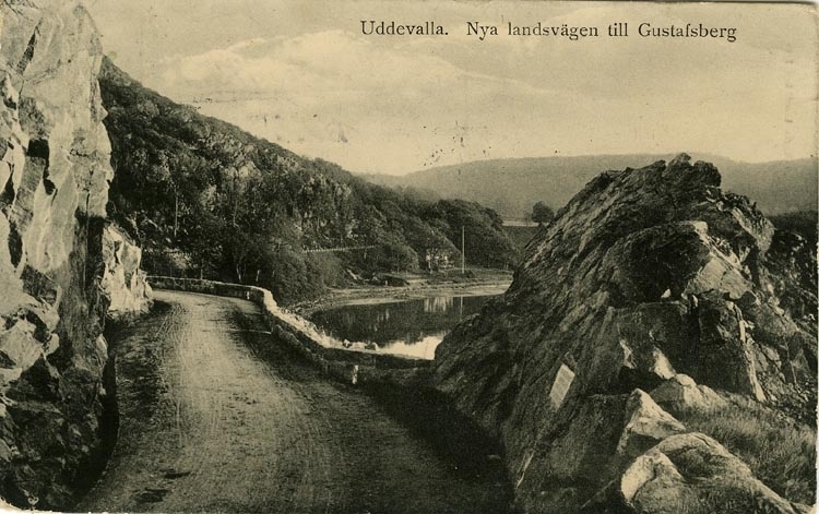 Tryckt text på vykortets framsida: "Uddevalla, Nya landsvägen till Gustafsberg."