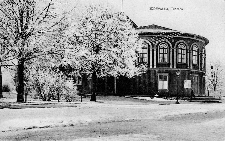 Tryckt text på vykortets framsida: "UDDEVALLA, Teater."
