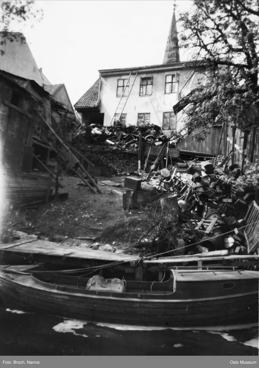 elvebredd, småbåter, bygårder, arbeiderbolig, Østre Frikirkes spir