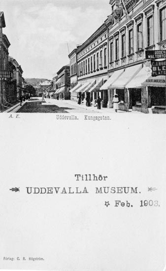 Tryckt text på vykortets framsida: "Uddevalla, Kungsgatan."
