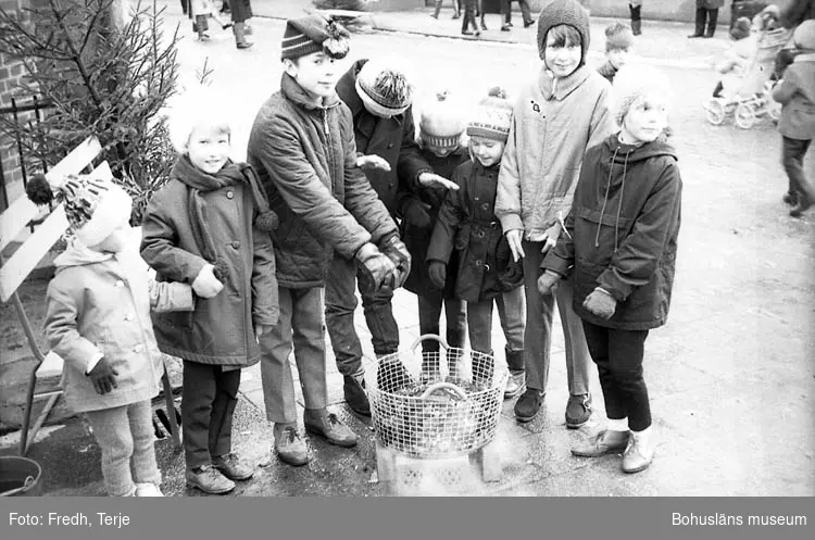 Enligt fotografens notering: "Julmarknaden i Lysekil 1970".