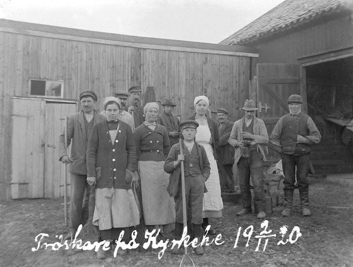 "Tröskare på Kyrkehe: Store Artur i Karlslund, Skylte Klara, 
Anna Bohlin från Ersmyrarna, Karl Otto, fosterbarn, Skebräcke, Skylte Emma, Karl Hansson i Skistad, John Karlsson i Liveröd, Karl Norderby, Johannes A. 2/11 1920."