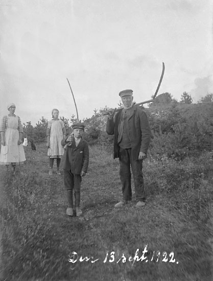 Enligt noteringar: "Till skördearbetet 13 sept 1922. Klara, Lisa, Gösta och Johannes A."