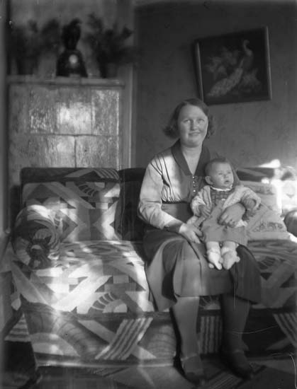 Enligt notering: "Kvinna, barn".