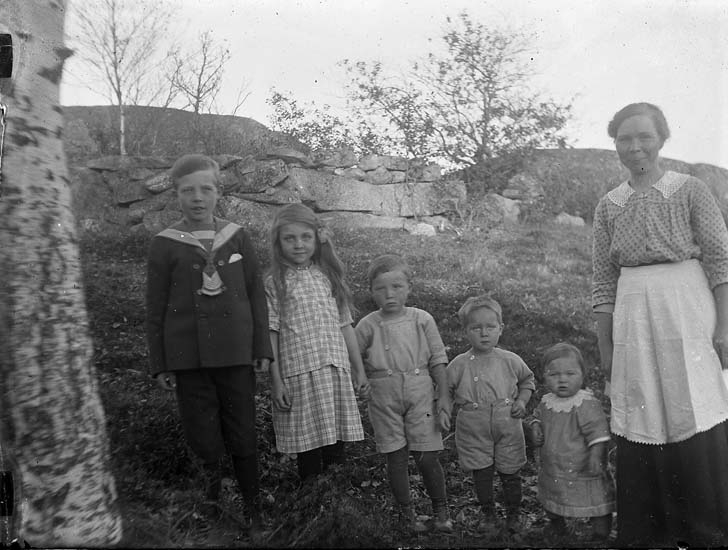 Enligt notering: "5 barn + moder. Helge, Astrid, Allan, Albert, Gerda och modern Helga Johansson i Råröd, ....?".