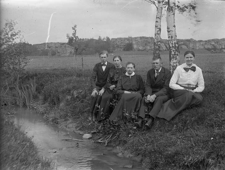 Enligt notering: "Gruppfoto vid bäcken".