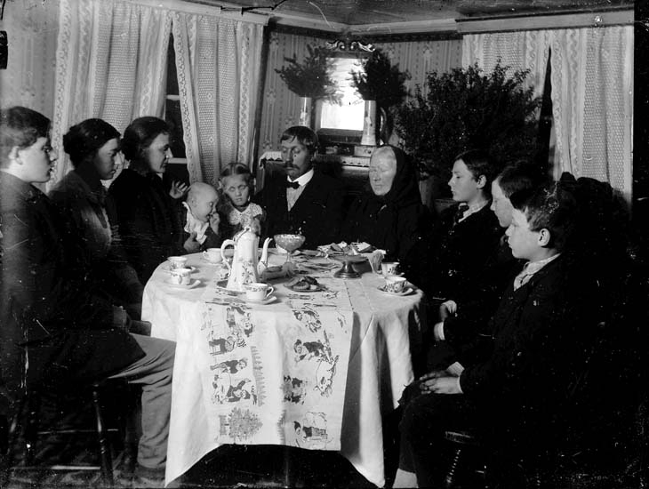 "Vid kaffebordet i juletid. Fam. Henrik Johansson Kärill omkr. 1919".