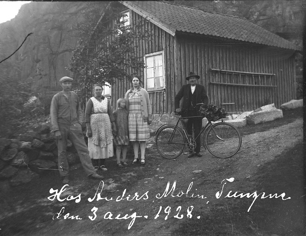 Skrivet på bilden: "Hos Anders Molin , Tungene den 3 aug 1928."