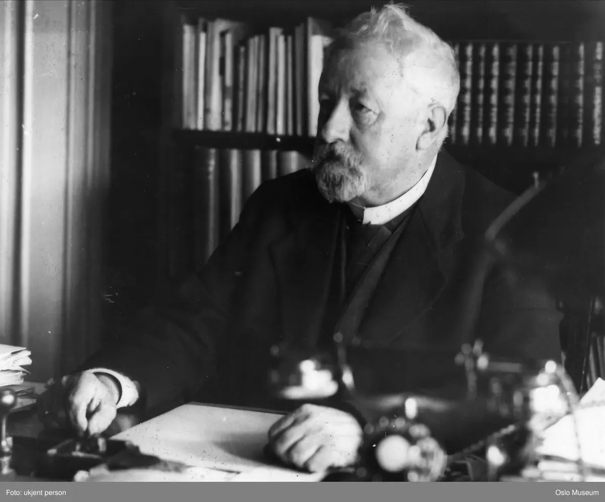 portrett, mann, politiker, redaktør, sogneprest, sittende halvfigur ved skrivebord