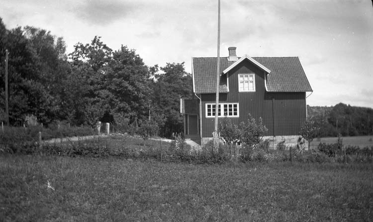 Enligt notering: "En husbild. Lunna skola Trättestad".











