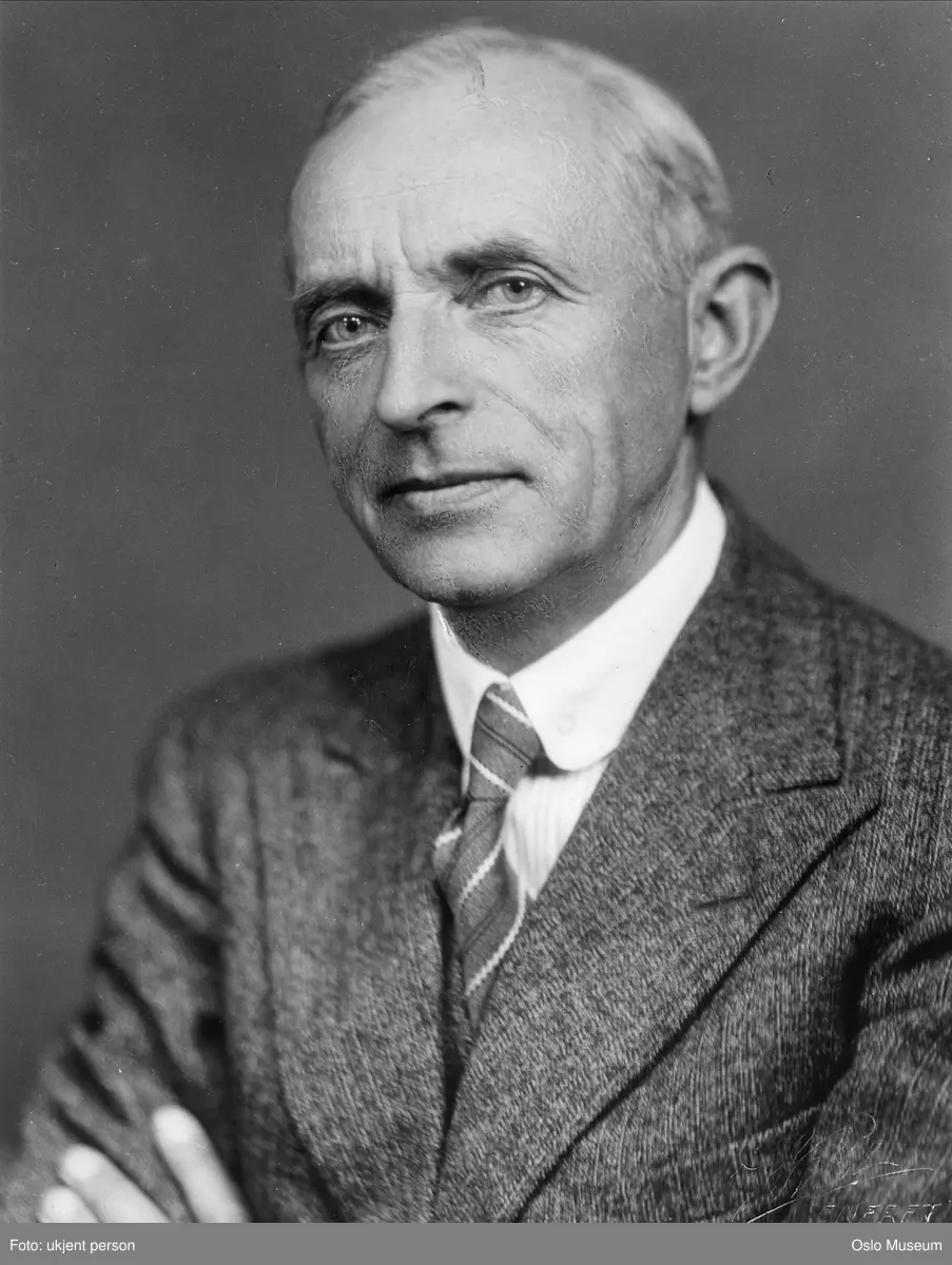 portrett, mann, professor ved Statens tannlegeinstitutt, brystbilde