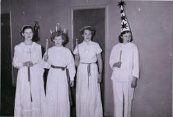 Lucia med tärnor och stjärngosse lussar på konservfabrik, Fj