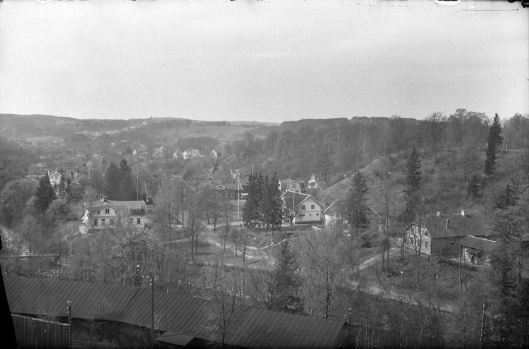 Enligt fotografens anteckningar: "1950. Ut. öfver tjänstemannabostaden Munkedal".