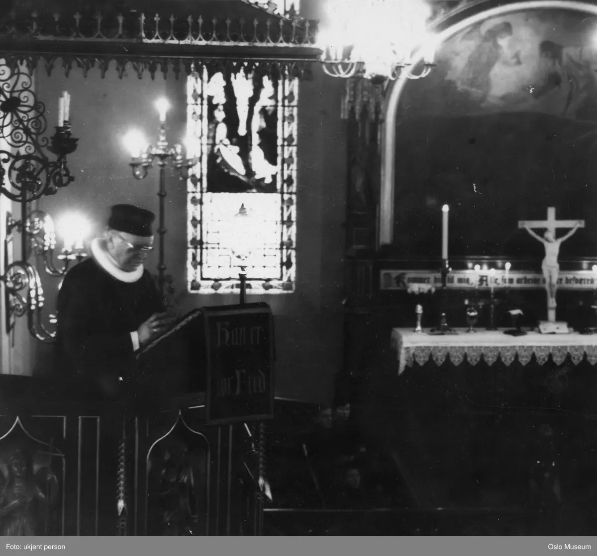 Vår Frelsers kirke, interiør, mann, biskop, stående halvfigur, prekestol, alter
