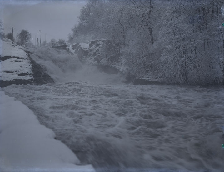 "1935. 23. Fallet i Munkedal i snöskrud."

"Munkedalsälven. Vid gamla bruket."