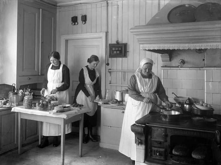 "Omkring 1932. Fru Johansson kusken fler med fröken Ida Larsson."