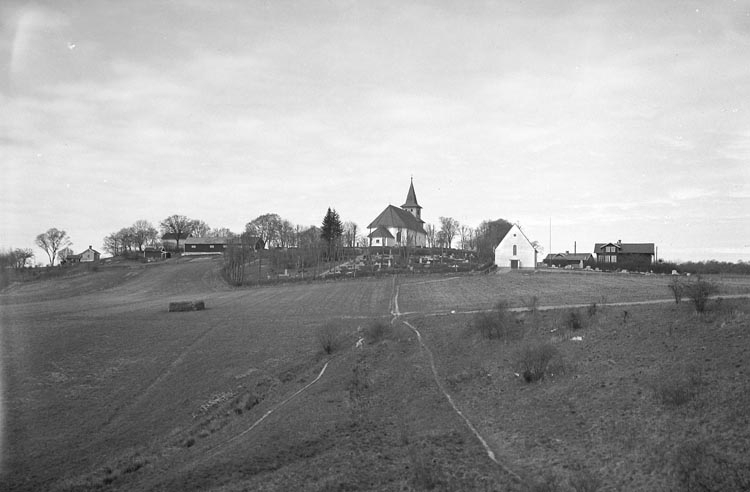 Enligt fotografens noteringar: "1936. 70. A. B. bild No. 1. Foss Kyrka från K......källa? Grafkapellet Foss Kyrka".