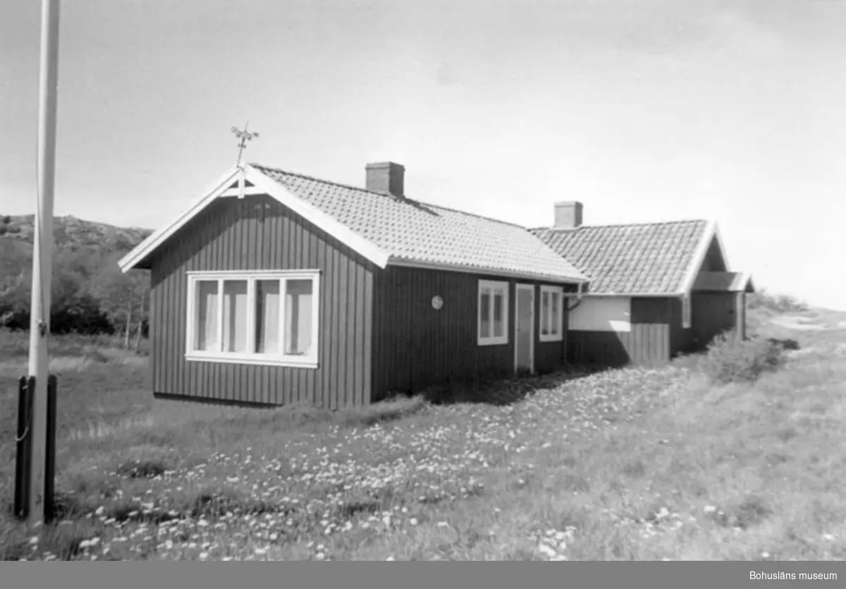 Enligt text på fotot: "Enda huset på Tryggö Sotenäset. De övriga husen brann ner 1912/14. Ägs numera av en äldre dam i Stockholm".