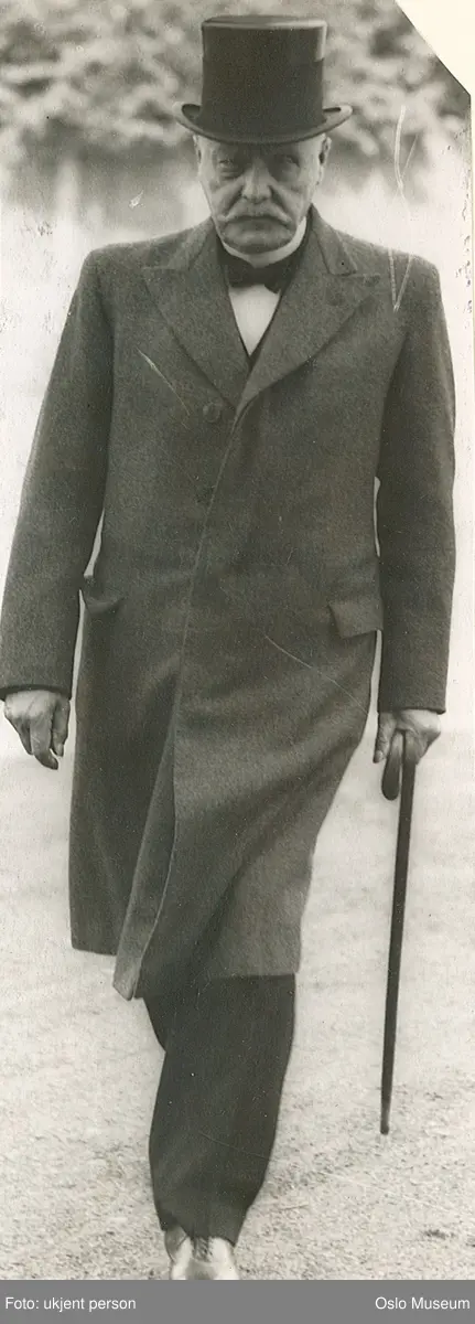 portrett, mann, forlagsbokhandler, gående helfigur
