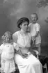 Enligt fotografens journal Lyckorna 1909-1918: 