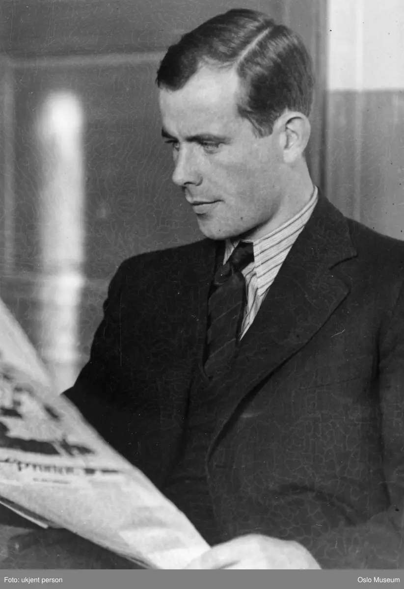 portrett, mann, forfatter, journalist, filmregissør, sittende halvfigur, avis
