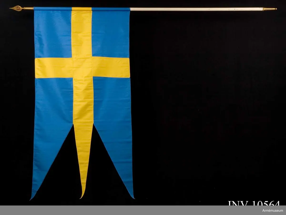 Grupp B I.

Duk av blått och gult siden typ örlogsflagga. Fodral av mörkt blått ylle. Spetsen med Gustav V:s namnchiffer.

Samhörande fodral, spets, kravatt.