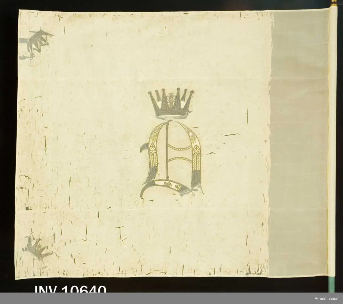 Duken vit med i guld broderat anglosachsiskt O under furstlig krona. På tillhörande lapp av äldre modell anges att Visby stads beväringsbataljon erhöll fanan 1832.