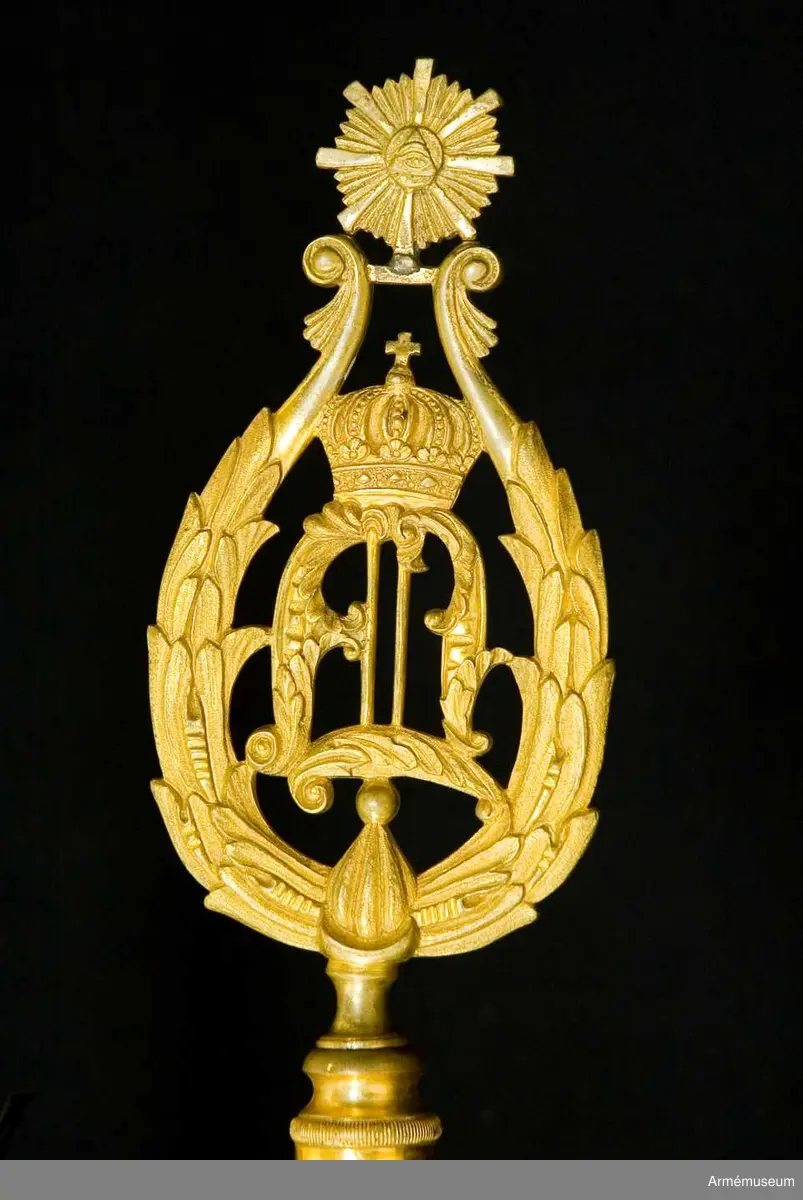 Duk av vit sidenkypert varå broderat lika å båda sidor, riksvapnet omgivet av segernamnen, slutna kronor i hörnen. Kravatt med guldfrans tillhör. Fanstången är vitmålad. Spets med Oskar II:s namnchiffer.