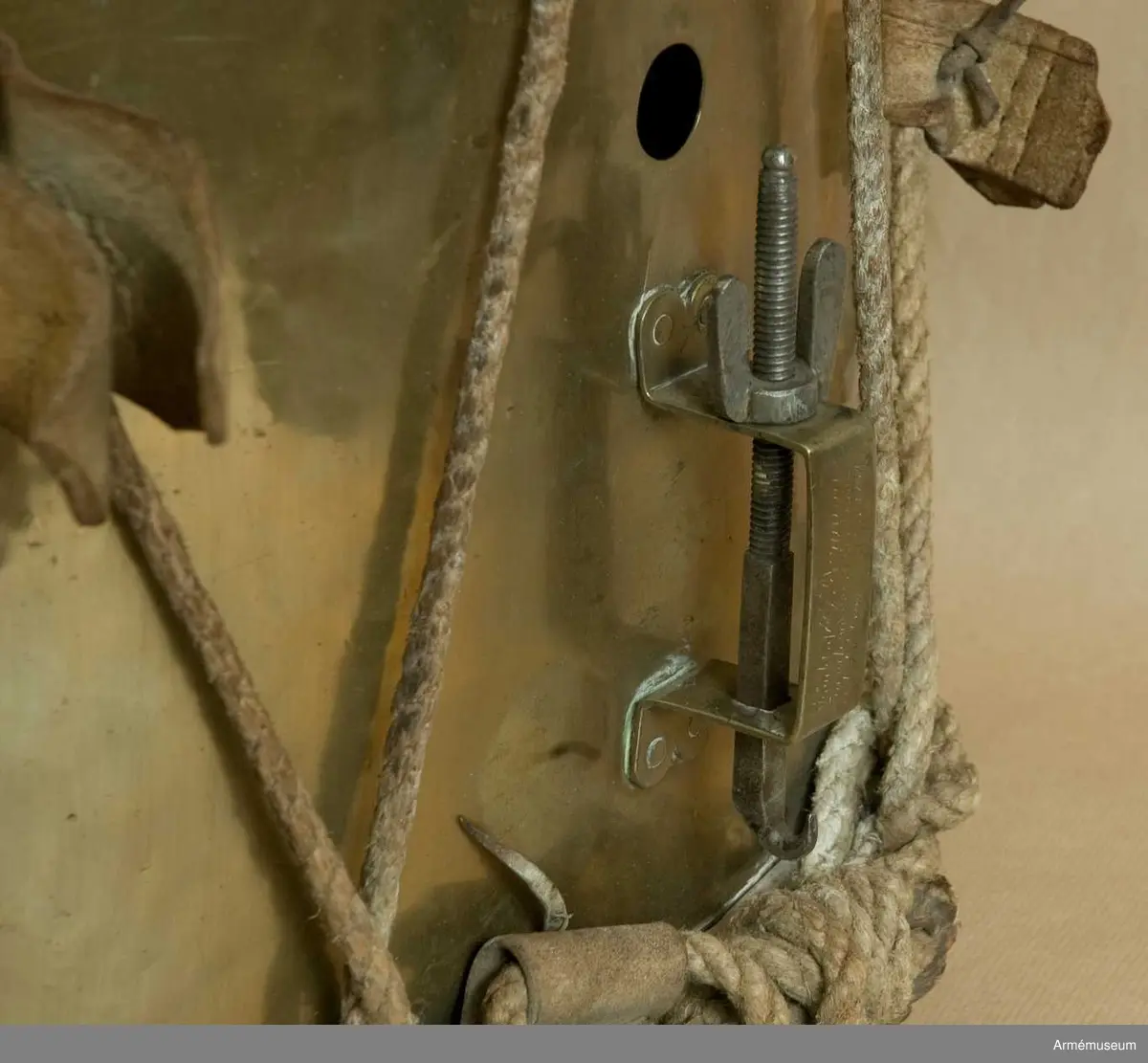 Grupp B III.
Gjord av mässingsplåt med grönmålade träramar. Snörad. Snarrsträngar har funnits, men saknas nu. Vingskruven, med hållare, för dessas spännande finns dock kvar. På hållaren är ingraverat: "Skänkt af P. (J) G. Bergman, Fendrich vid Borg.skapets Södra Bataile 5:te Comp. den 3 April 1764". Har en påsatt, oval kopparplåt med S:t Eriks bild, därikring är ingraverat: "Södra Batallions Femte Compagnie". Bärrem av brunt läder. Gåva från Borgerskapets militärkorpser. Tillhört Stockholms borgerskaps infanterikår./Mars 1939 A Lilliehöök. 