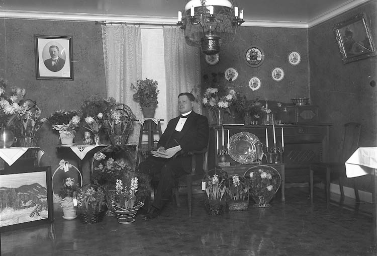Enligt fotografens journal nr 6 1930-1943: "Andersson, Albin (60årsd) Myggenäs".