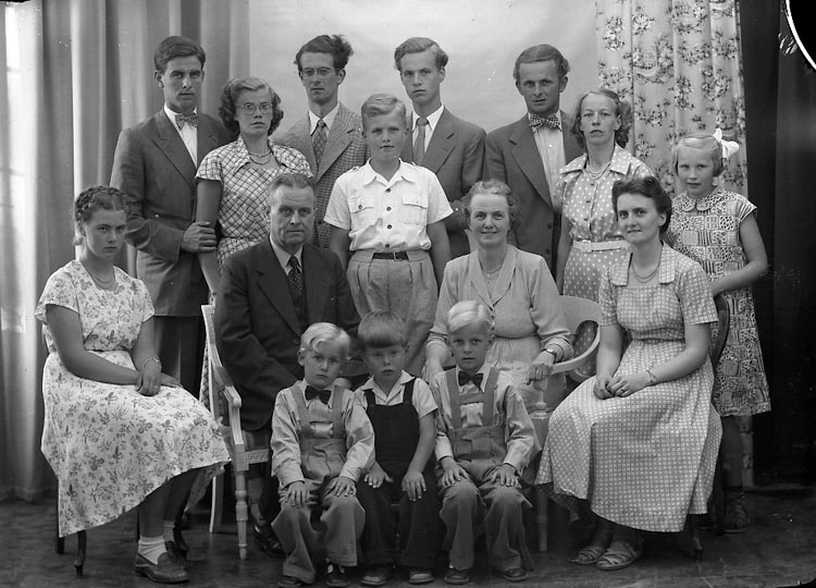 Enligt fotografens notering: "Familjen Svenungsson Prost, Varberg".