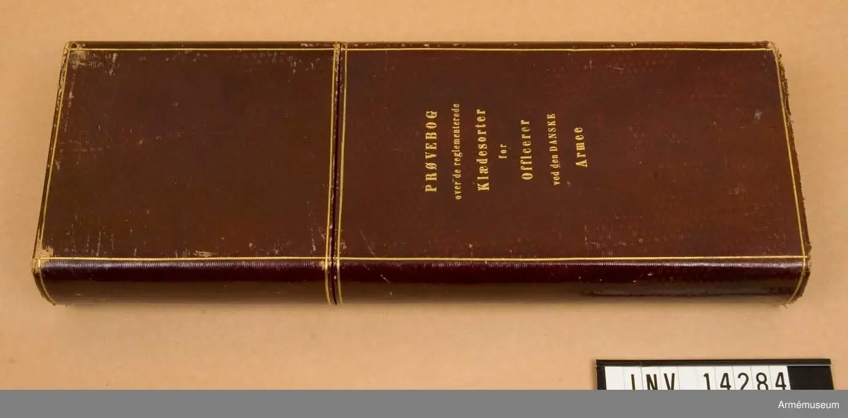 Grupp C I.
Tygprovbok, off, armén. Danmark.
Provebok över de regiementerede Klaedesorter för officer ved den danska Armee. Med blyerts: "2 oktober 1844" och "Undertecknad av L Keyper".
Provbok med 30 bitar olika klädesorter och färger för officerare fastställda efter påskriften "Kjöbenhavn, i det Kongelige Ceneral Commisariets Collegii 3:e Section den 2 oktober 1844". Boken har fodral. På boken och fodralen finns påskriften: "Prövebog over de reglementerade klädessorter för officerare vid den Danske Armée".