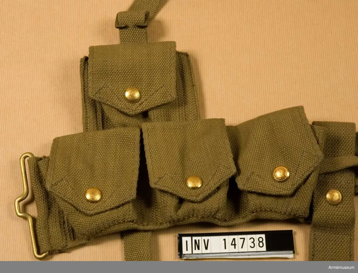 Grupp C.
Alla persedlar är gjorda av thockt khakityg (eng. webbing) och alla metalldelar (knappar, spännen, ringar och krokar) är av mässing. En av två patronväskor med vardera fyra "fickor". Den ena bäres  på livremmens vänstra sida, den andra på höger. Väskorna stänges med knappar.  De är grupperade i två rader: i den övre raden en väska och i  den nedre tre. Båda raderna är sammansydda och bäres på vänstra  och högra sidan av livremmen.  I patronväskorna finns två mellanväggar.  På insidan av väsklocken (i övre raden) finns en stämpel: "M.E.Co.1913".
LITT  Arméen Album II. Die Englische Armée und Marine. Uniformen  im Kriege. Verlag von M. Ruhl, Leipzig. Sida 13. "Lederzeug":  Manskapets fältutrustning är gjord av khakifärgat "Gurtband" (på  eng. Webbing). Bilaga - bilder: engelska soldater med  ammuni-tionsgördel av samma tyg. Enligt kapten W. Granberg.