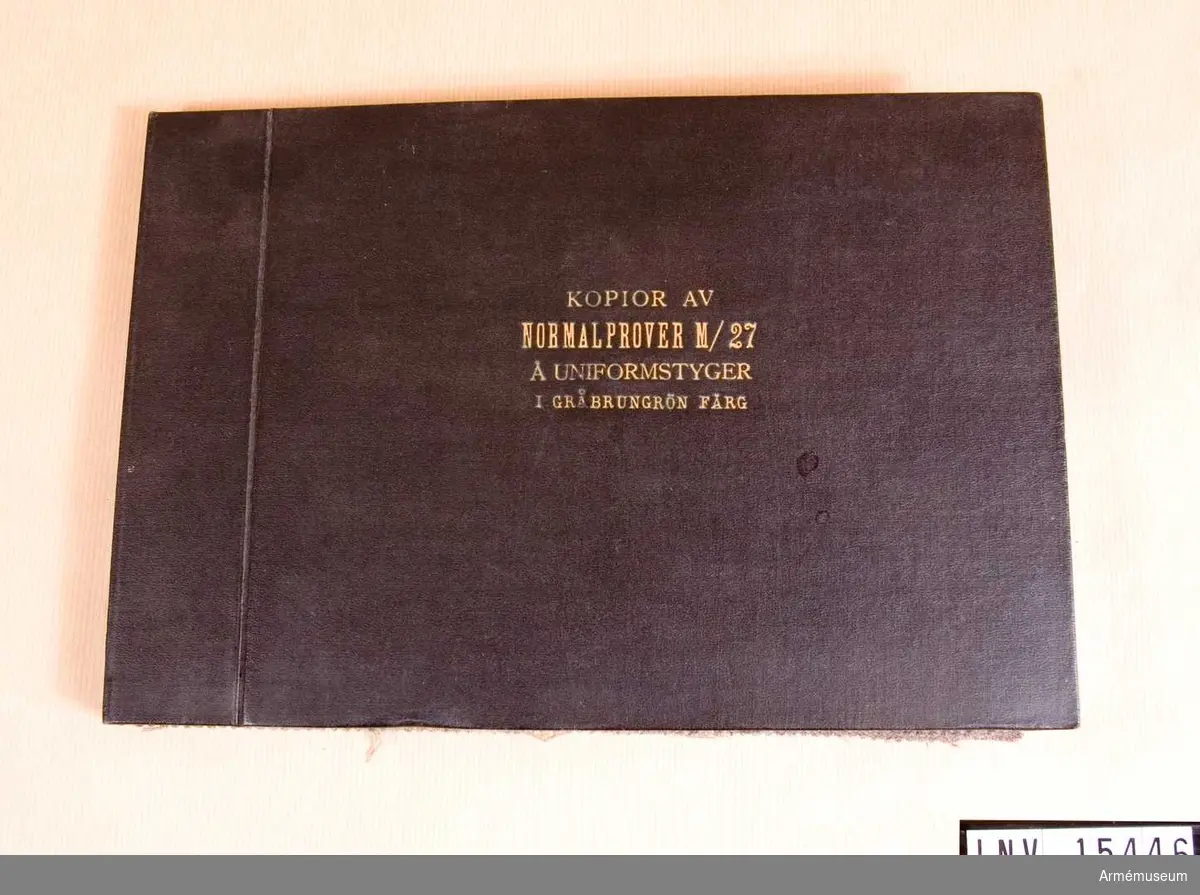 Grupp C I.

Text på pärm: "Kopior av normalprover m/1927 å uniformstyger, gråbrungrön färg." Åtta tygprover i klothäfte. Gråbrungrön.