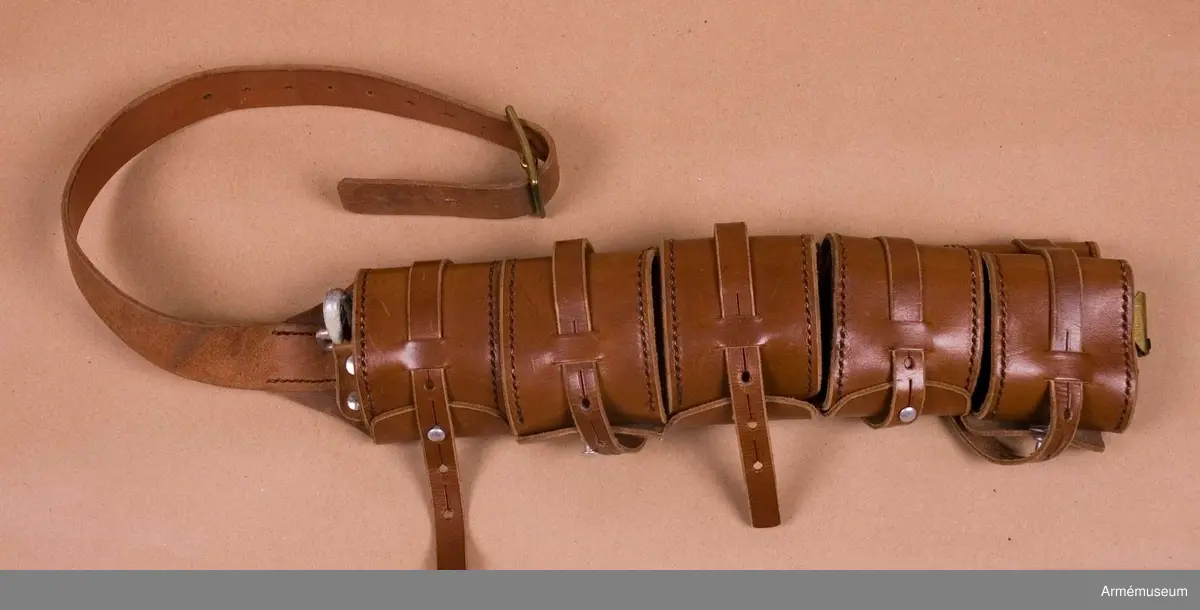 5 st patronfickor för gevärsammunition.