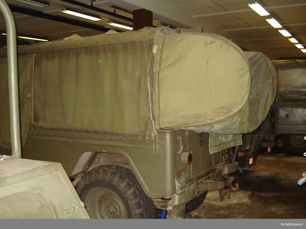 Fabrikat; typ och modell: Volvo L 3314 A PU/1966. 
Utrustad med utskjutningsanordningar och hållare för styrutrustning till RBS 52. Se tekniska data, Motorfordonsbok. 

Följande tillbehör påträffades 1991-03-01:
- Beskrivning del 1 + tillägg t pvrbtgb 9032;
- Motorfordonsbok 
- Batteri 12 V 57AH, M2672-101010;
- Domkraft 0, 6T Spec; M6296-013010;
- Dragtapp F7050-633601;
- Dunkslang 20 M1760-800510;;               
- Etui för glödlampor;
- Glödlampor 5 st 
- Glödlampa M2731-106412;
- Glödlampa M2731-262845; 
- Säkring M2486-840766; 
- Säkring M2486-840079; 
- Fettspruta 400 cc M6458-018010; 
- Huggyxa M6311-003000; 
- Hylsgrepp 19,5-21 F7050-210107 ; 
- Vridpinne F7050-210082; 
- Hänglås 40 mm M1671-004010; 
- Lysplatta 3 st M2760-001010; 
- Reservhjul 8.90 - 16; M1638-403610;
- Däck 8.90 -16/4T;
- Slang 8.90 - 16 ;
- Skivhjul 1696;
- Sladdlampa 10 M;
- Fodral;
- Glödlampa;
- Röd kåpa ;
- Teckenvisare;
- Verktygsväska;
- Isolerband;
- Huggmejsel;
- Kryssvinkelmejsel;
- Krysspårmejsel 1x7x150;
- Nyckel;
- Skiftnyckel nr 70;
- Skiftnyckel nr 31;
- Tappnyckel 13,4;
- Brännartång 200;
- Kombtång 175 mm 
- Penhammare 0,5 kg; M6210-005000;
- Dunk 20 L;
- Snöskyffel;
- Robotkabel;
- Styrkabel