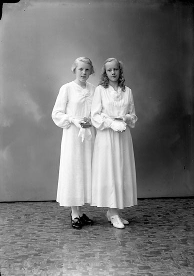 Enligt fotografens journal nr 6 1930-1943: "Larsson, Kerstin Stenlyckan, Ödsmål".
Enligt fotografens notering: "Anne Marie Wilhelmsson. Kerstin Larsson, Stenlyckan Ödsmål".