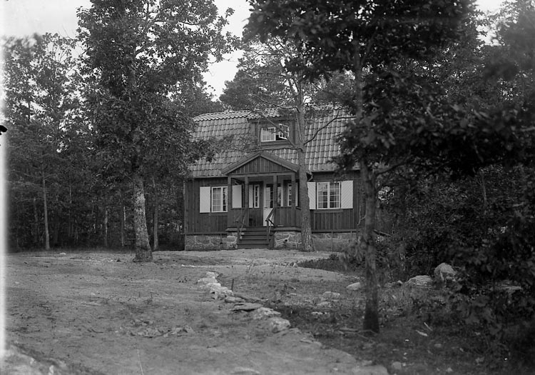 Fotografens notering: "Kapten Ljungbergs villa Stenungsön".