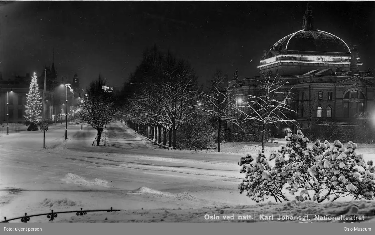 gateløp, juletre, fortau, park, Nationaltheatret, lysreklame, Medina sigaretter, snø, nattemørke